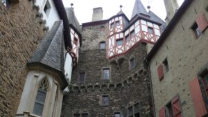 Im Innenhof von Burg Eltz