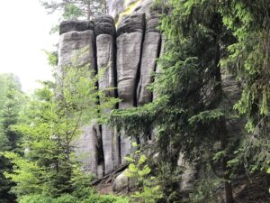 Schmaler Pfad zwischen hohen, säulenartigen Sandsteinfelsen