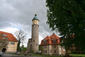 Blick zum Turm und zu den Gebäuden am Schloss