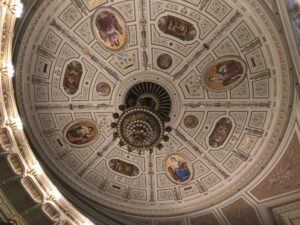 Die Deckengestaltung im Foyer