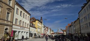 Bummel durch die belebte Altstadt von Freising