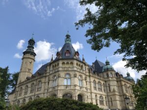 Historisches Schlossgebäude mit reich verziertem Turm und Kuppeln
