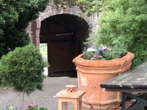 Rahmenblick durch die Burgmauer
