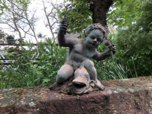 Steinfigur im Burggarten
