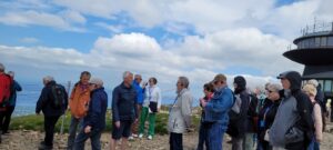 Touristen versammeln sich nahe der Wetterstation