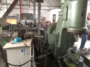 Blick in einen Werkstattbereich mit Maschinen