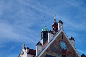 Der Turm von St. Georg ueber den Daechern der Altstadt