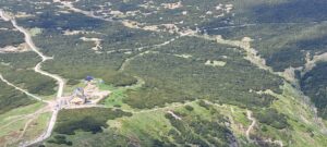 Weiter Blick auf Skipisten und Wanderwege im Sommer