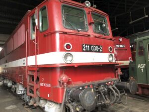Frontansicht der roten Diesellok 211 030-2