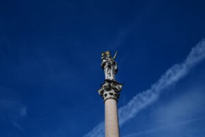 Die Mariensaeule ragt in den blauen Himmel