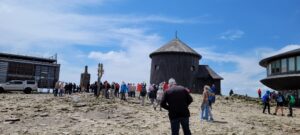 Runde, dunkle Baude als beliebtes Ausflugsziel
