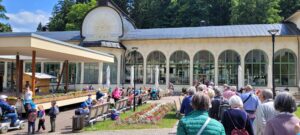 Langgestrecktes historisches Gebäude als Anlaufpunkt für Besucher
