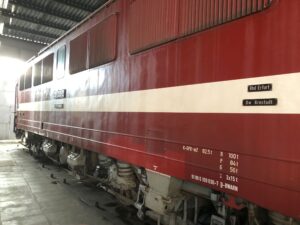 Seitlicher Blick auf die Diesellok 211