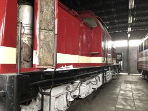 Eine Rangierlok im Lokschuppen