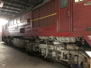 Seitlicher Blick auf eine große Diesellok
