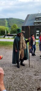 Schauspieler in Sagenkostüm unterhält sich mit Besuchern