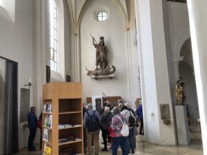 Besuchergruppe vor der Georgsstatue