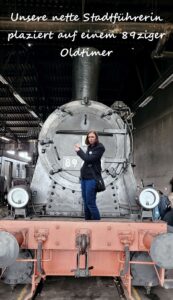 Ein Foto vor der Dampflok im Eisenbahnmuseum