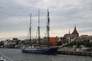 Ein Dreimaster im Hafen