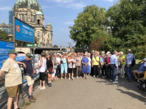 Gruppenbild vor der Kulisse