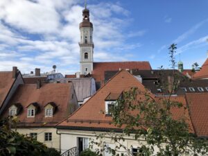 Turm von St. Georg ueber den Daechern