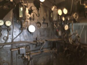 Detailblick auf die Armaturen der Dampflok 44