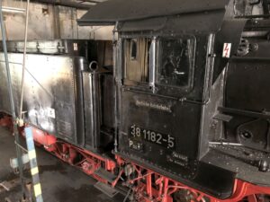 Blick auf die benachbarte Dampflok 38 1182-5