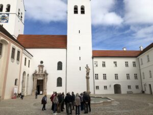 Domplatz mit Besuchergruppe