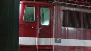 Seitlicher Einstieg an der Diesellok 211