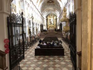 Blick zum Hochaltar durch das Chorgitter