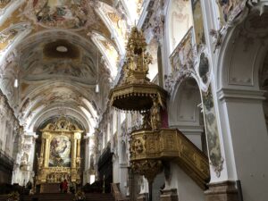 Kanzel und Hochaltar im Dom