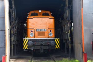 Eine orangefarbene Diesellok im Lokschuppen