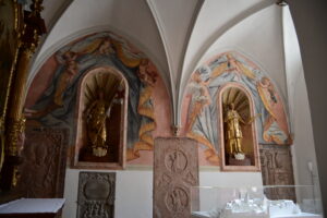 Heiligenfiguren in Wandnischen