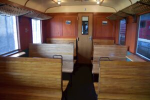 Blick in den Innenraum eines historischen Wagens
