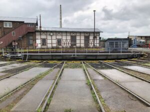 Gleise und Drehscheibenbereich vor den Hallen