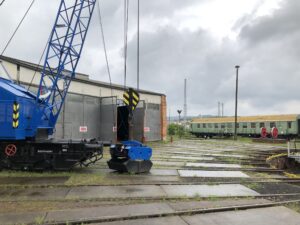 Ein Kran im Gelände des Eisenbahnmuseums