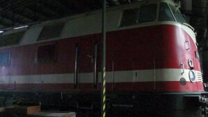 Seitlicher Blick auf die Diesellok 118