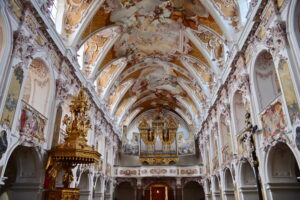 Langhaus mit Blick zur Orgel