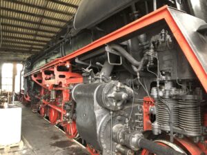 Detailansicht am Kessel und Fahrwerk der Dampflok 01