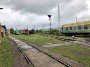 Außenbereich des Eisenbahnmuseums mit Gleisen