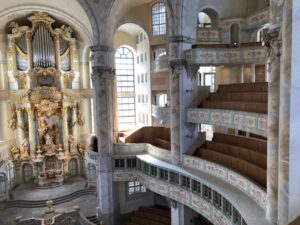 Die Sitzplätze im Kirchenraum