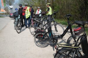 Die Gruppe sammelt sich für die gemeinsame Radtour