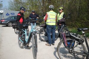 Vorbereitung am OBI-Kreisel mit der Siemens Pensionärs Radgruppe
