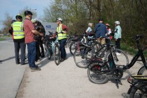 Immer mehr Teilnehmer treffen am Sammelpunkt ein