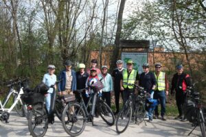 Gruppenfoto vor der Infotafel am Waldrand