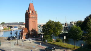 Flussufer mit Klappbrücke