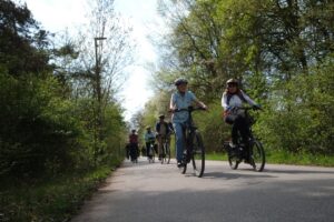 Zwei Radlerinnen an der Spitze der Gruppe