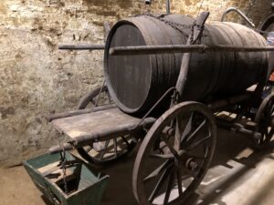 Ein historischer Transportwagen