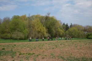 Weitwinkelaufnahme der Gruppe im Feld