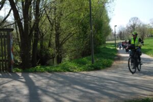 Einfahrt zum Bachlauf mit Holztor